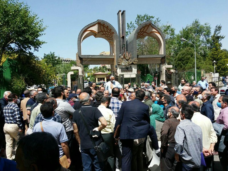 تجمع بازنشستگان و کارکنان صدا و سیما در مقابل مسجد بلال