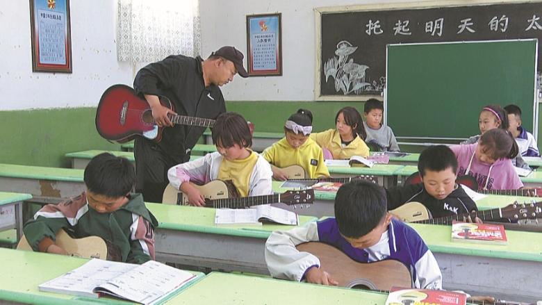 نوای موسیقی شور و شوق را در بچه‌های روستایی برمی انگیزد