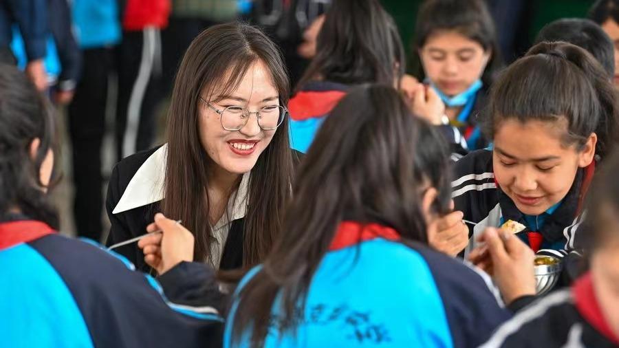 معلم جوانی که مسیر آموزش بهتر برای کودکان روستایی شین جیانگ را می‌پیماید