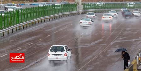 سطح جاده‌های استانهای بارانی لغزنده است
