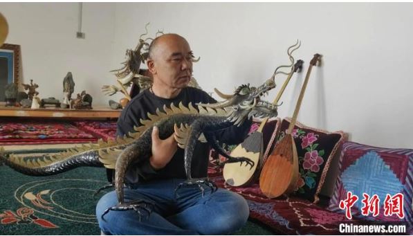 وارث میراث فرهنگی قزاقی با حکاکی اژدها از عید بهار استقبال کرد