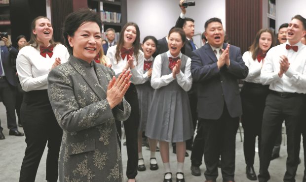 دیدار همسر رئیس جمهور چین با معلمان و دانش آموزان یک گروه کُر«بورگ» آلمان